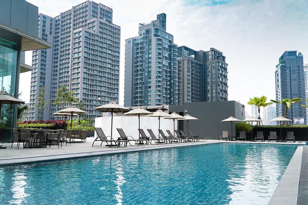 Hotel Nikko Bangkok - SHA Extra Plus Certified Kültér fotó The swimming pool at the 10th floor of the complex