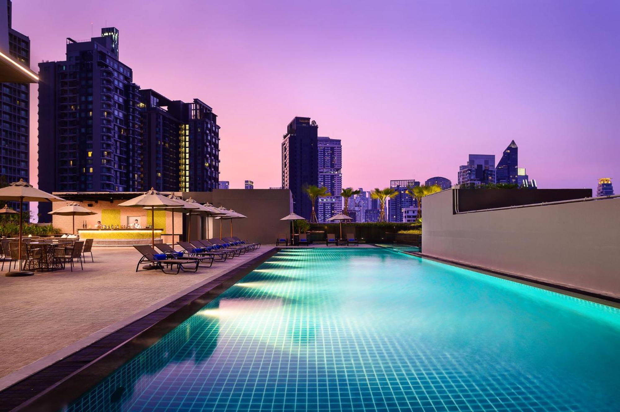 Hotel Nikko Bangkok - SHA Extra Plus Certified Kültér fotó The swimming pool at the hotel