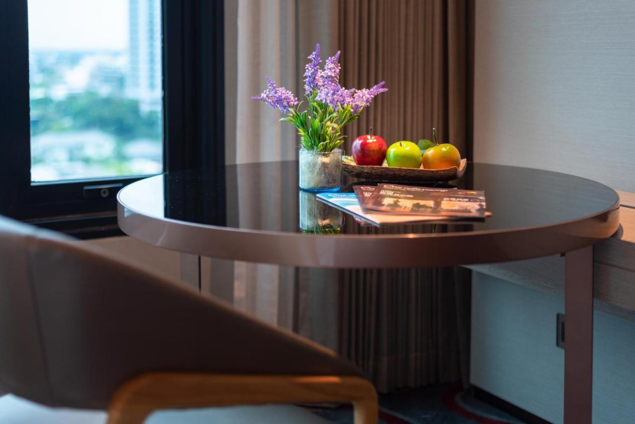 Hotel Nikko Bangkok - SHA Extra Plus Certified Kültér fotó A table with a fruit bowl